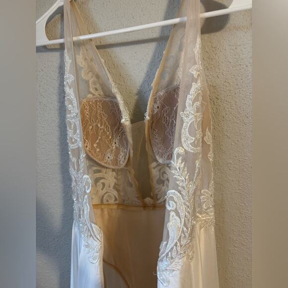 NWT L’amour Claudia White Lace Plunge Neckline Wedding Dress with Slit Size 6 - Picture 9 of 16